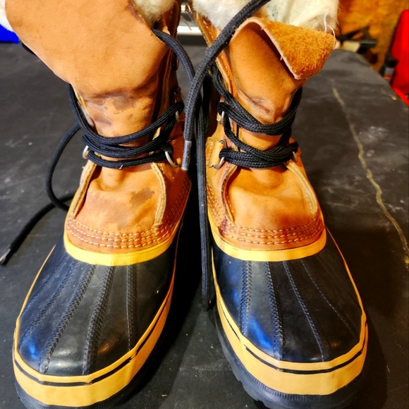 Sorel Caribou boots - Picture 1 of 9